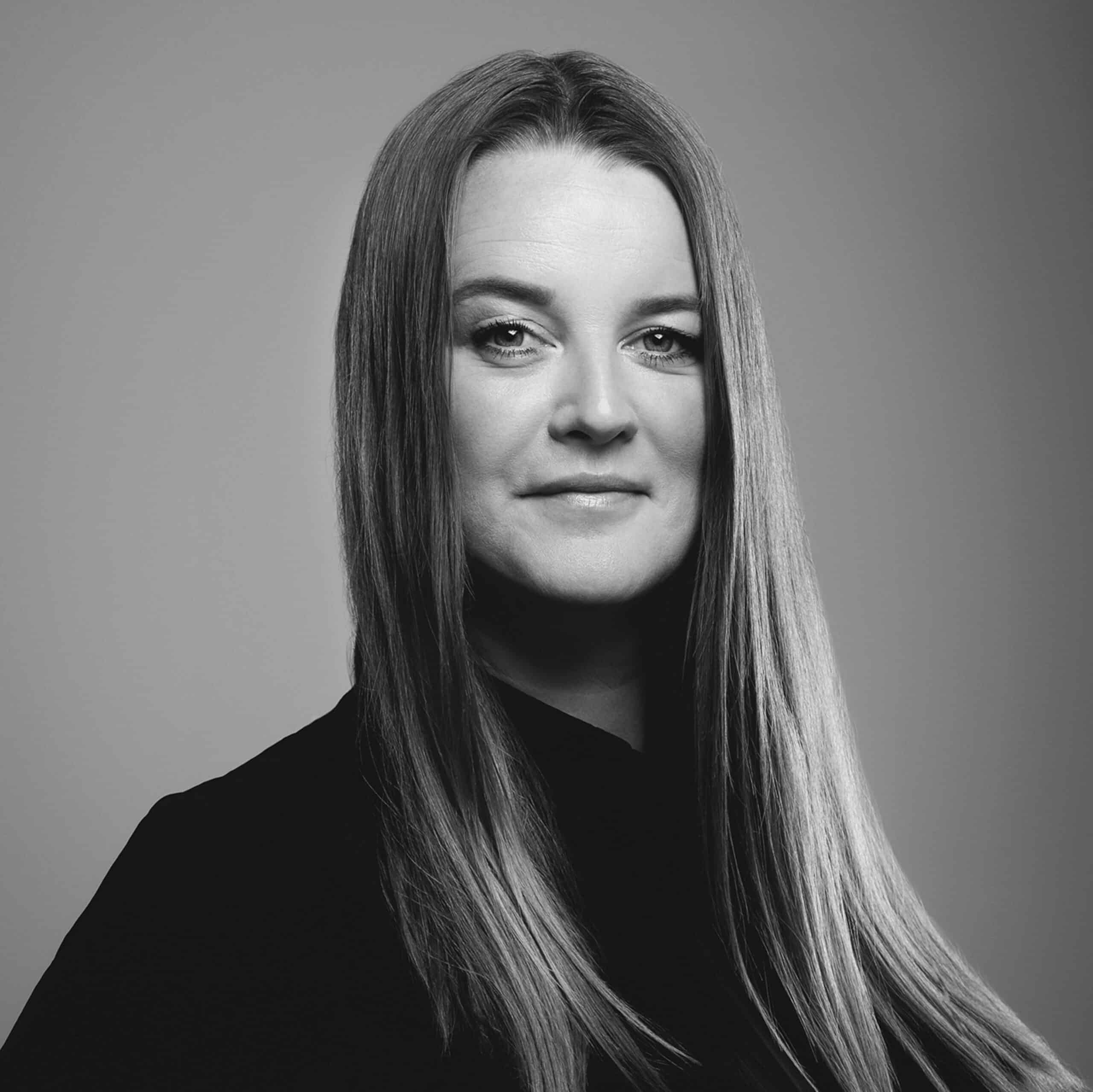 Porträttfoto på Jeanette Asteborg som är marknad och kommunikationschef på Hjärnfonden