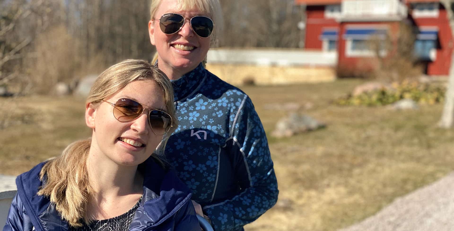 Victoria Sandsjoe är en av Sveriges yngsta ALS-patienter. Här är hon på rullstolspromenad med sin mamma, tillika assistent, Lotta Svenneling.