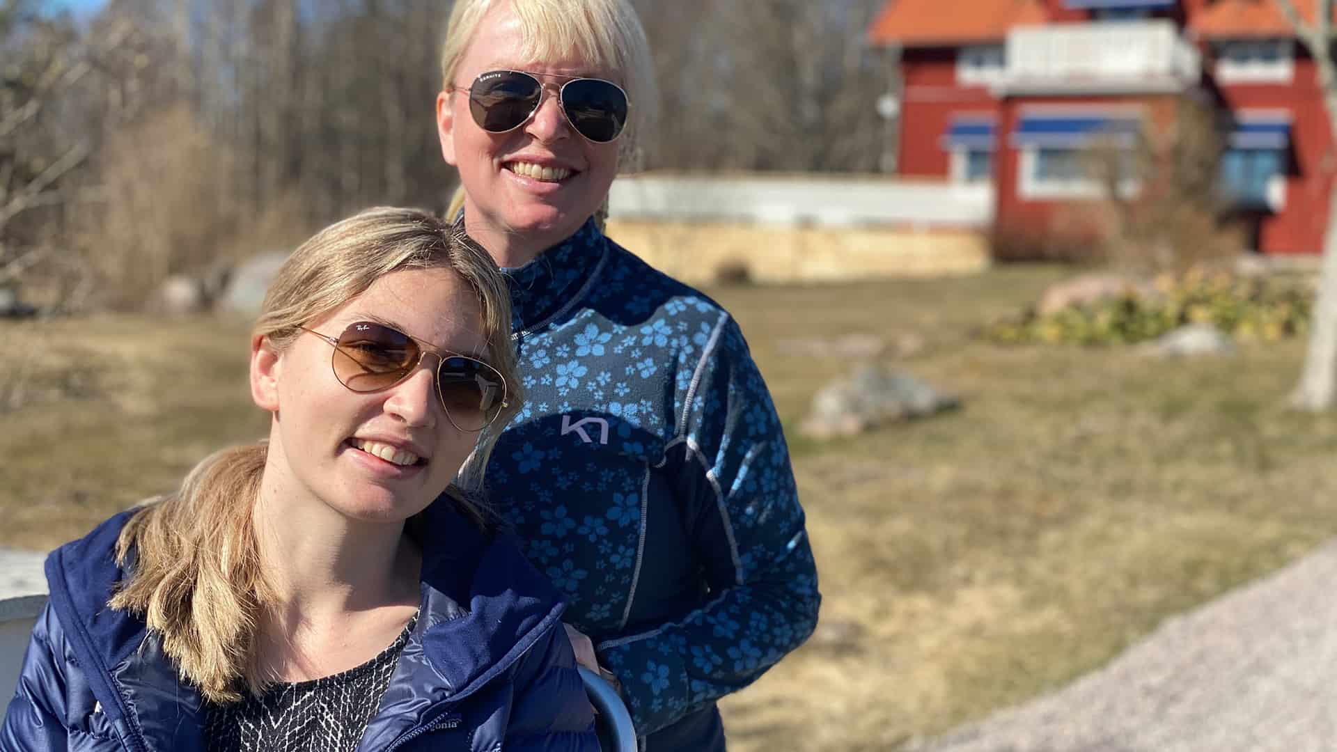 Victoria på rullstolspromenad utanför barndomshemmet med sin mamma, tillika assistent, Lotta Svenneling. Foto: Privat