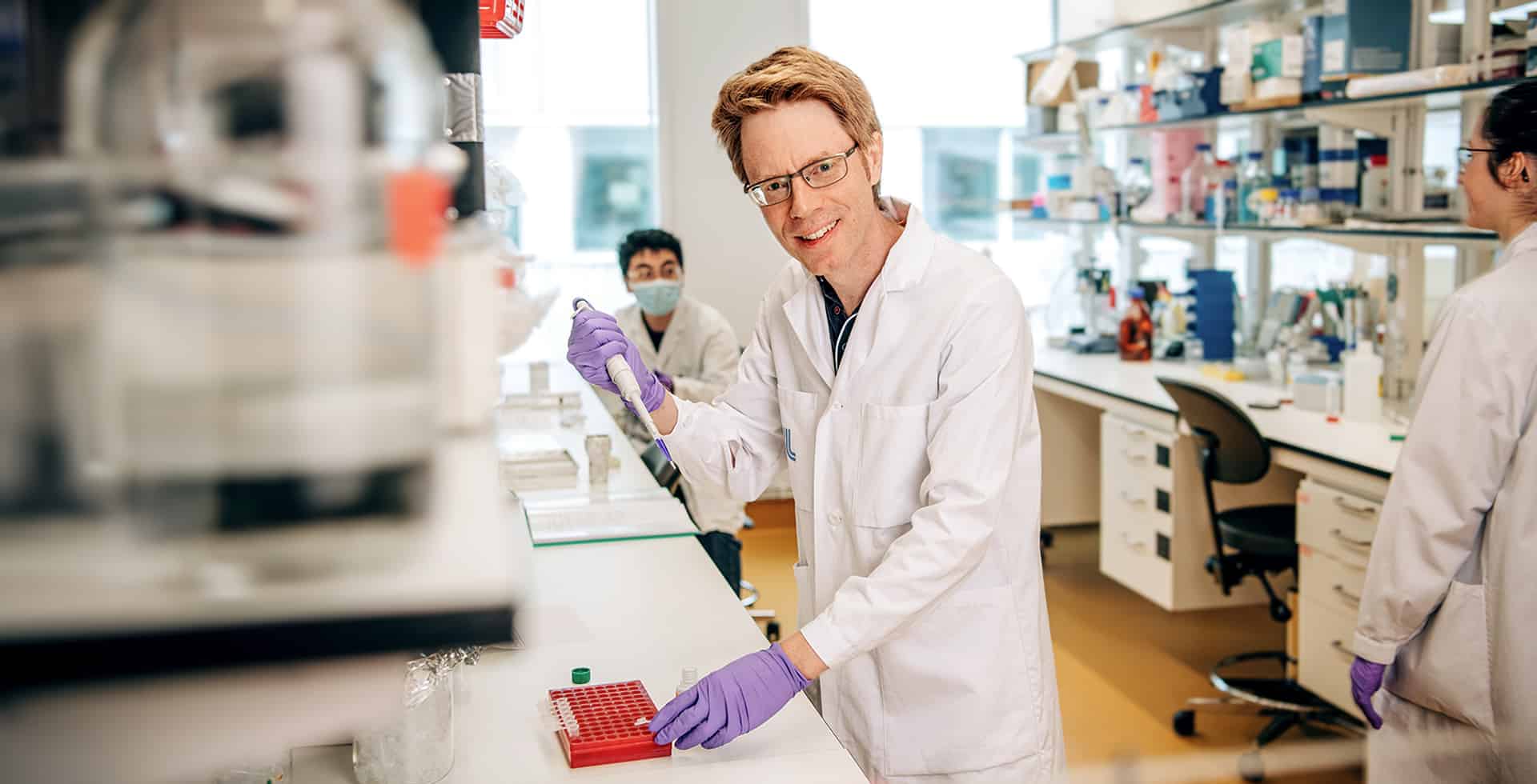 Per Nilsson, alzheimerforskare i labbet på Karolinska Institutet.