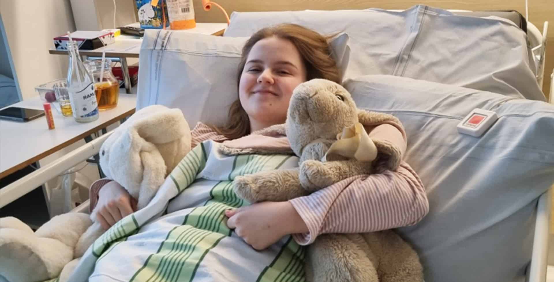 Emilia i en sjukhussäng tillsammans med två gosedjur efter sitt första epilepsianfall.