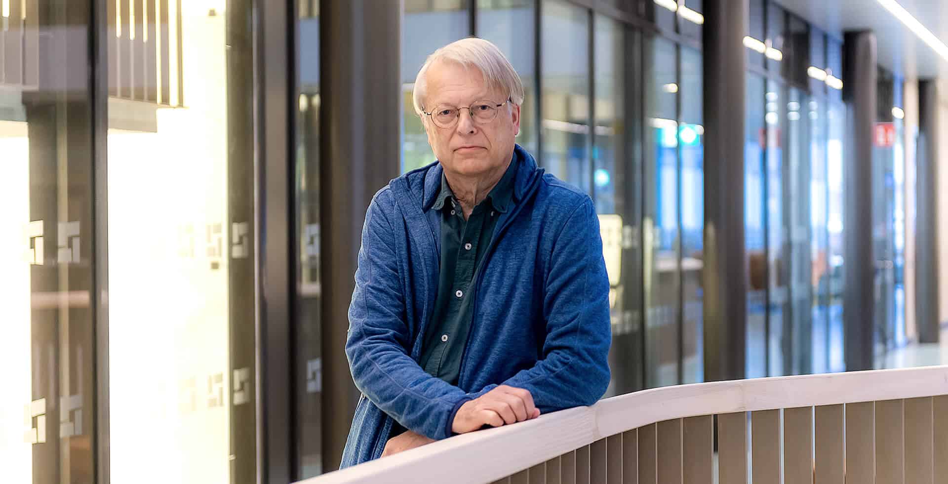 Porträtt på hjärnforskaren Lars Olson i universitetsmiljö.
